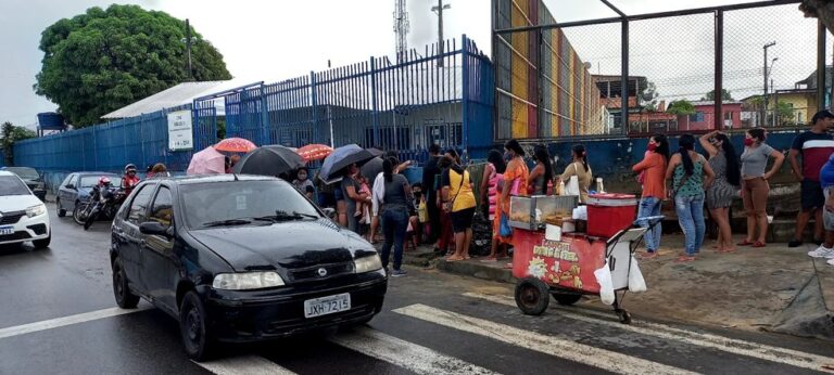 População amanhece em filas em Manaus para atualizar CadÚnico no dia do início do pagamento do Auxílio Brasil