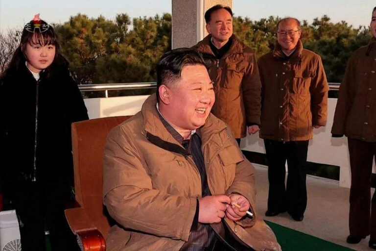 Filha do ditador comunista Kim Jong-un usa casaco da Dior de R$ 13 mil filha-do-ditador-comunista-kim-jong-un-usa-casaco-da-dior-de-r$-13-mil