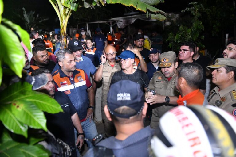Prefeito David Almeida acompanha resgate de vítimas de deslizamento e ativa Comitê de Gestão de Crise