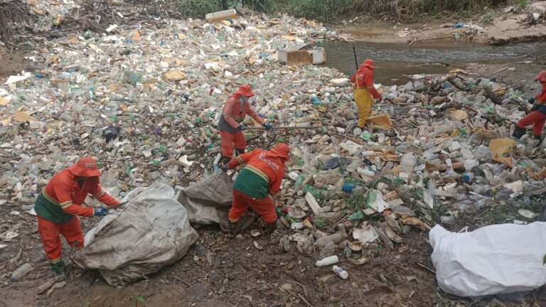 Prefeitura de Manaus realiza limpeza no igarap do bairro Nova Vitria prefeitura-de-manaus-realiza-limpeza-no-igarap-do-bairro-nova-vitria