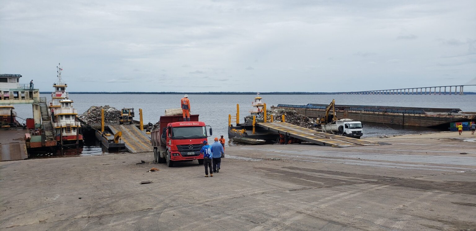 prefeitura-de-manaus-realiza-o-transbordo-de-lixo-no-porto-trairi