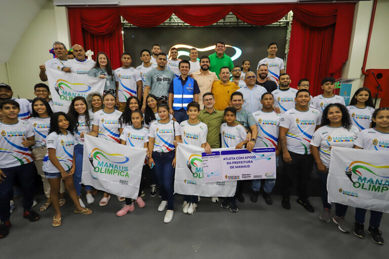 Prefeitura de Manaus entrega passagens para atletas do Campeonato Brasileiro de Jiu-Jítsu.
