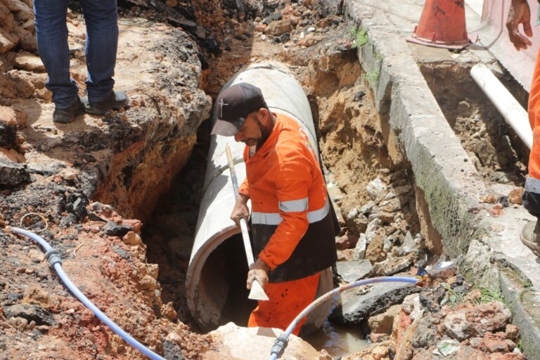 Beco é interditado para execução de obras da prefeitura em rede de drenagem profunda no São Lázaro