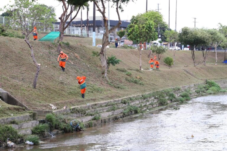 Prefeitura de Manaus realiza limpeza no igarapé da avenida do Samba