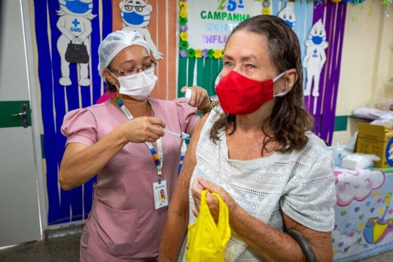Prefeitura de Manaus busca aumentar adesão de grupos prioritários à vacinação contra influenza