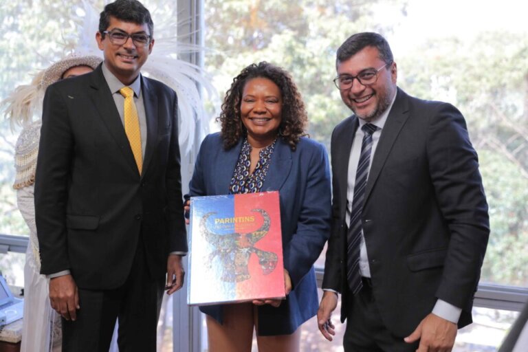 No Ministério da Cultura, Wilson Lima destaca a importância do Festival de Parintins e convida Margareth Menezes para conhecer o espetáculo