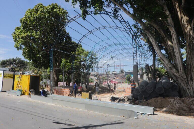 Prefeitura de Manaus revitaliza praça das Flores com áreas de lazer, esporte e biblioteca comunitária no Planalto