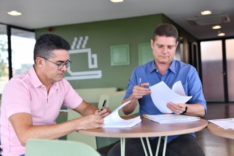Prefeito assina novas progressões de servidores da Educação
