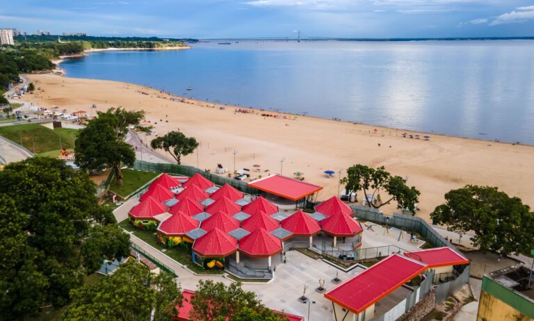 Prefeitura alerta banhistas para cuidados na Ponta Negra durante festa do Dia do Trabalhador