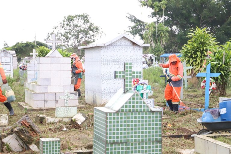 Prefeitura de Manaus reforça serviços de limpeza nos cemitérios