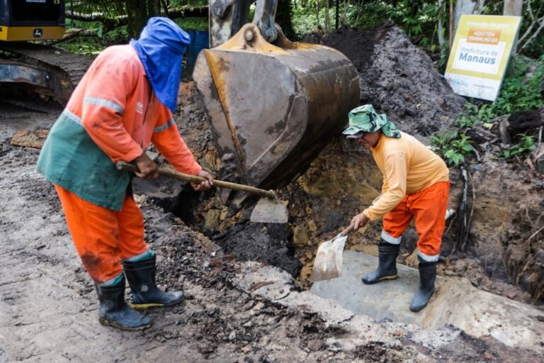 Prefeitura atua na implantação de 120 metros de rede de drenagem profunda para conter erosão no Parque 10 de Novembro