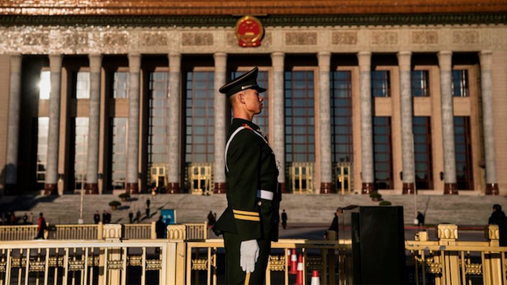 Membro da Polícia Armada do Povo de guarda do lado de fora do Grande Salão do Povo em Pequim, na China