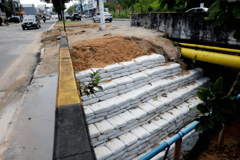 Prefeitura de Manaus conclui contenção de rip-rap em ponte na avenida Doutor Theomário Pinto da Costa