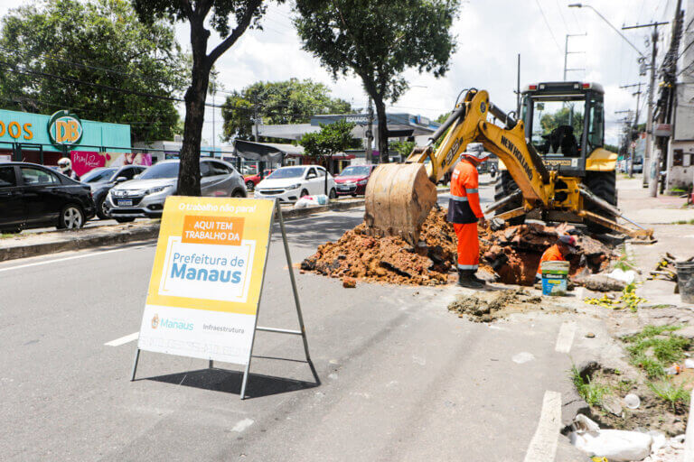 Prefeitura de Manaus realiza obra emergencial em tubulação na avenida Costa e Silva
