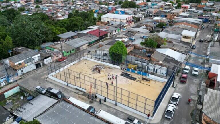 Em um mês, obra da prefeitura em área esportiva no bairro Amazonino Mendes chega a 80% de conclusão