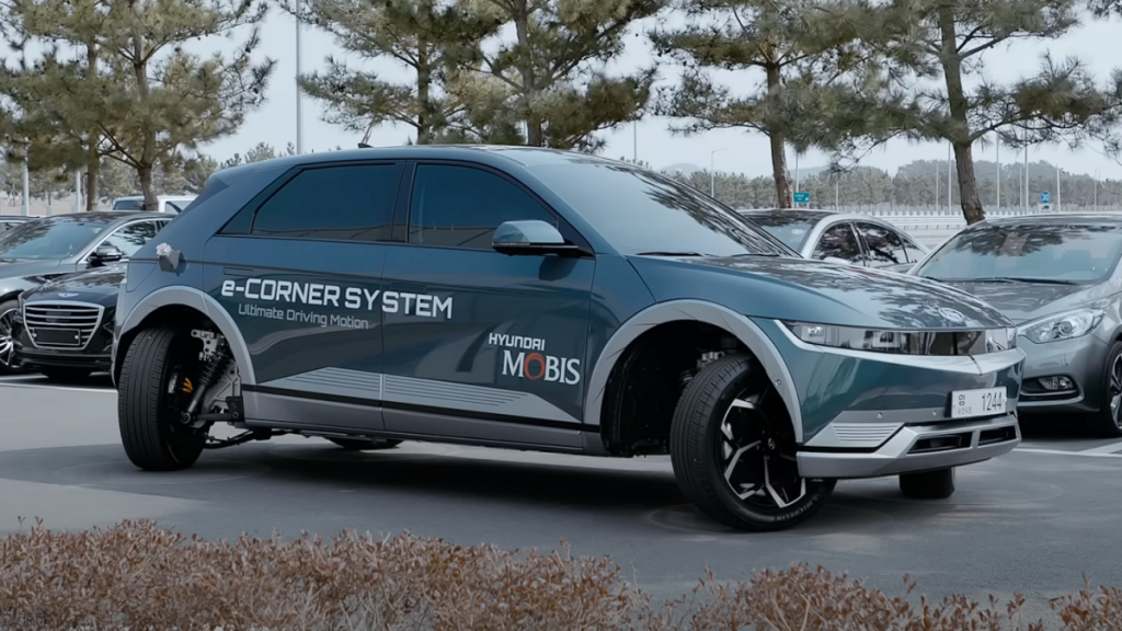 Hyundai Ioniq 5 estaciona de lado em clipe da montadora