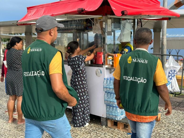 A Prefeitura ordena o comércio informal nos locais onde acontecem as comemorações do Dia do Trabalhador