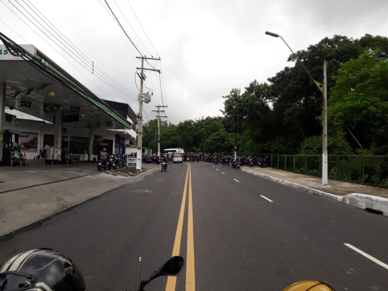 Após colidir com carro e cair em rua, motociclista morre atropelado por micro-ônibus em Manaus