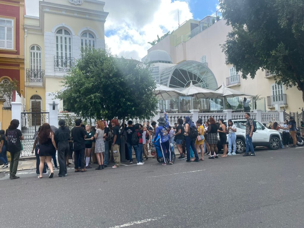 Fãs se aglomeram em frente a um hotel em Manaus para ver Lana Del Rey |  amazonas