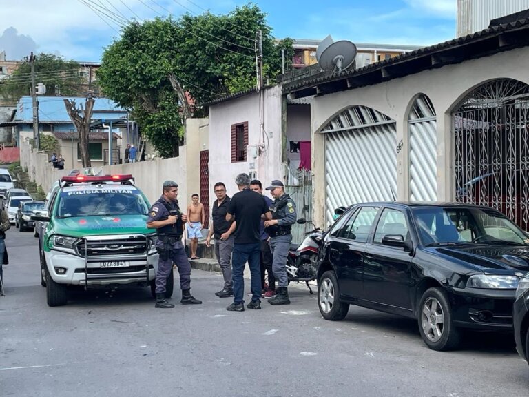 Homem é morto com 9 tiros por motoqueiro na rua de Manaus