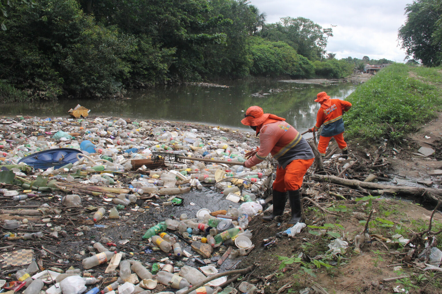 Igarapé do conjunto João Bosco recebe ação de limpeza da prefeitura