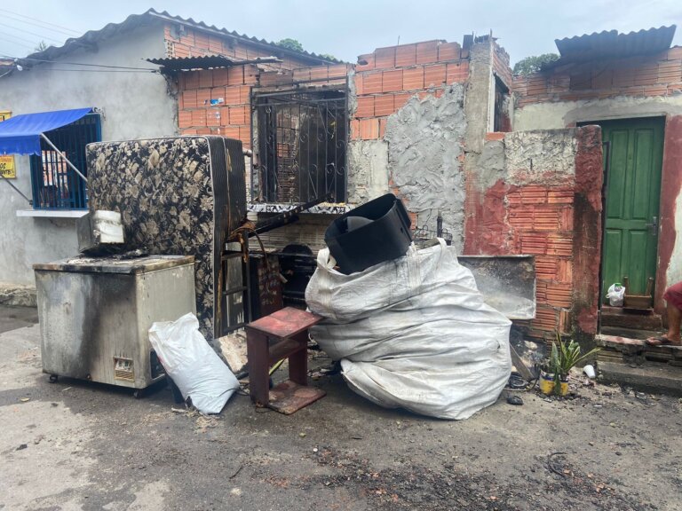 Incêndio em casa deixa quatro pessoas feridas na Zona Oeste de Manaus