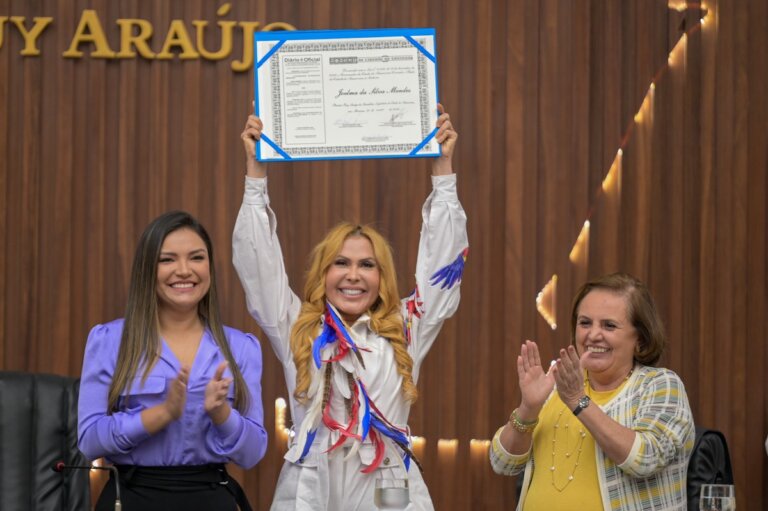 Joelma recebe título de cidadã amazonense em Manaus |  amazonas