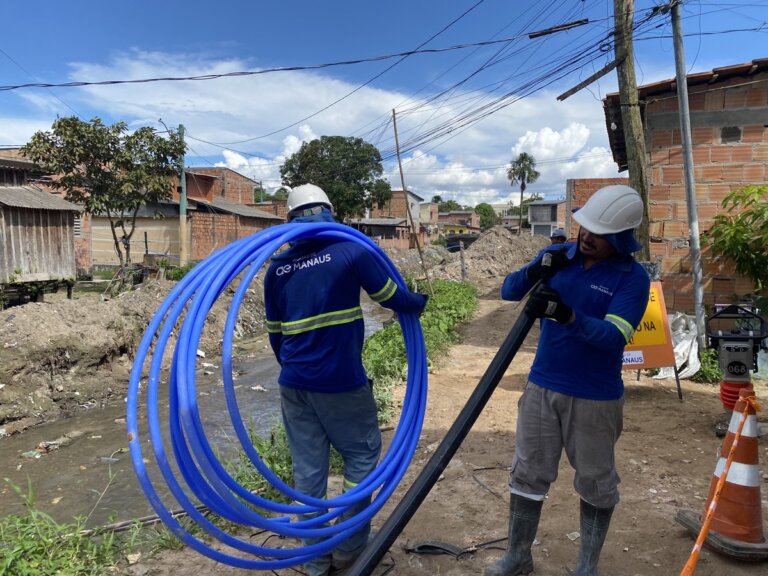Moradores de área em rip-rap na Colônia Santo Antônio comemoram a chegada da água tratada e comprovante de residência | ÁGUAS DE MANAUS