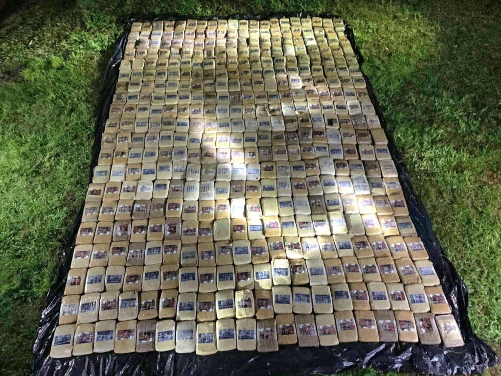 PF prende 3 pessoas e apreende quase 400 kg de droga em embarcação no Rio Negro, no AM