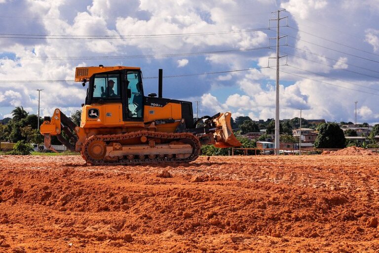 Parque Amazonino Mendes começa a terraplanagem para o futuro CAPs da prefeitura