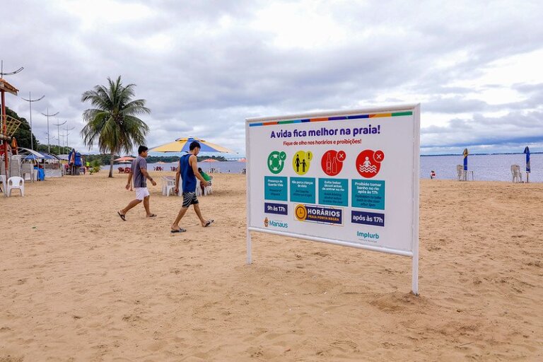 Praia da Ponta Negra ganha novas placas de sinalização com informações de horário e proibições