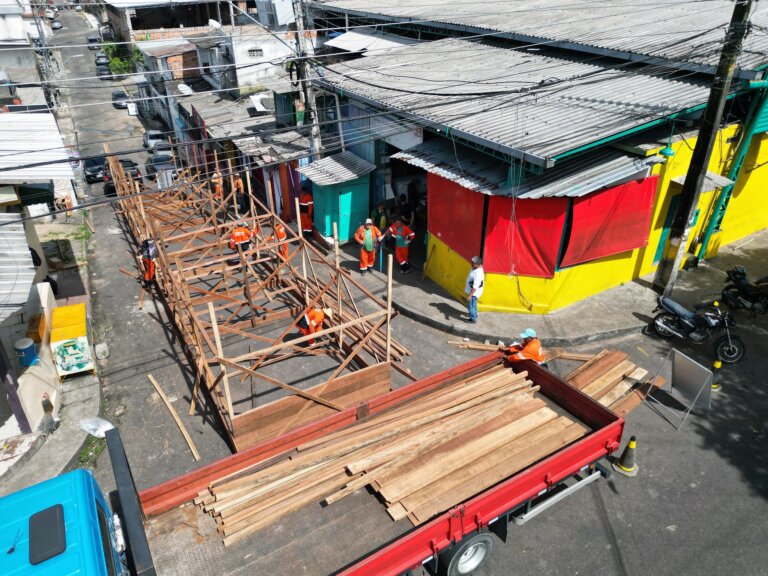 Prefeitura constrói tablado provisório na feira da Japiinlândia