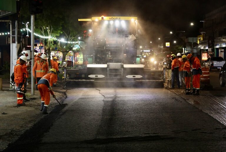 Prefeitura de Manaus aplica 1,3 mil toneladas de asfalto na avenida principal do Alvorada