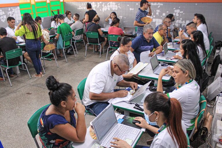 Prefeitura de Manaus atende 300 famílias com mutirão de Cadastro Único no bairro Compensa
