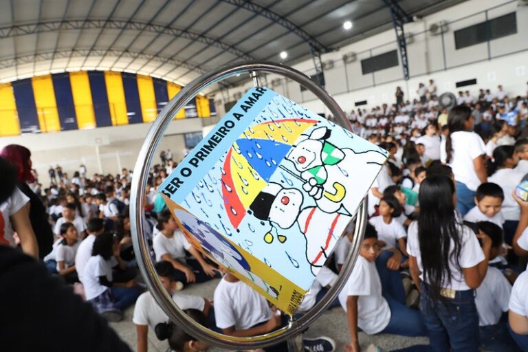 Prefeitura de Manaus inaugura monumento da paz na escola da zona Norte