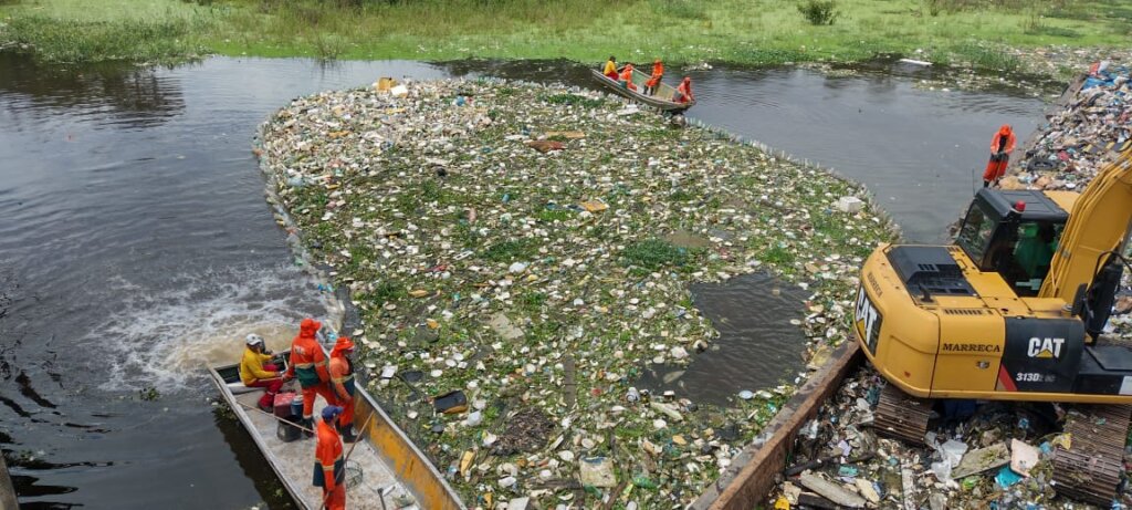 Prefeitura de Manaus limpeza realiza do igarapé do Franco