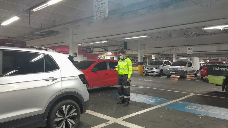 Prefeitura de Manaus notifica 42 veículos por estacionamento irregular
