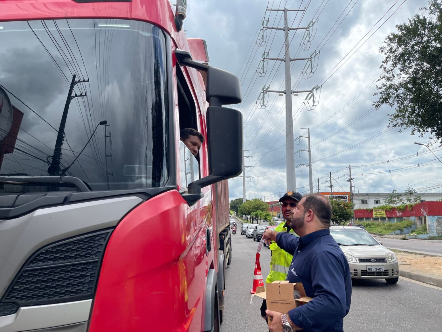Prefeitura de Manaus promove ação educativa e instalação de equipamentos de segurança de trânsito na zona Leste