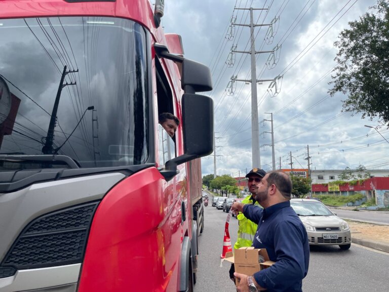 Prefeitura de Manaus promove ação educativa e instalação de equipamentos de segurança de trânsito na zona Leste