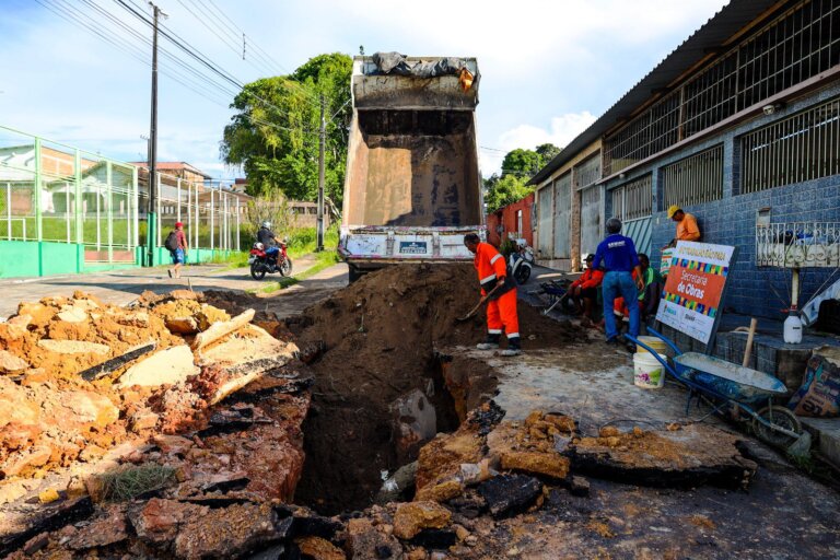Prefeitura de Manaus realiza obra emergencial em tubulação no Belvedere