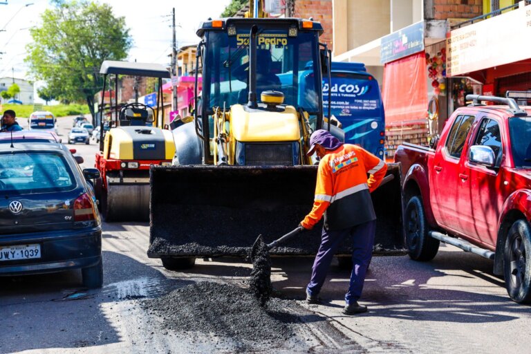 Prefeitura de Manaus reforça pavimento na avenida principal do bairro Monte das Oliveiras