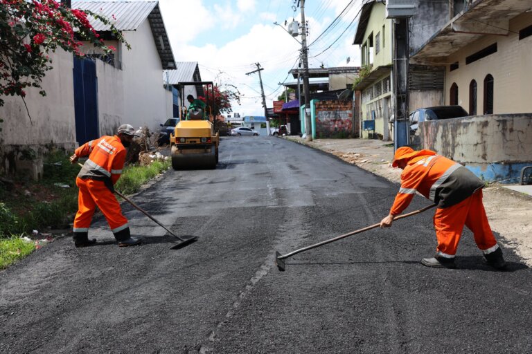 Prefeitura de Manaus trabalha no recapeamento asfáltico no trecho do bairro Compensa