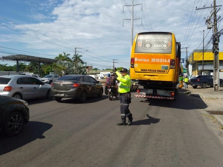 Prefeitura faz operação para coibir irregularidades em micro-ônibus alternativos