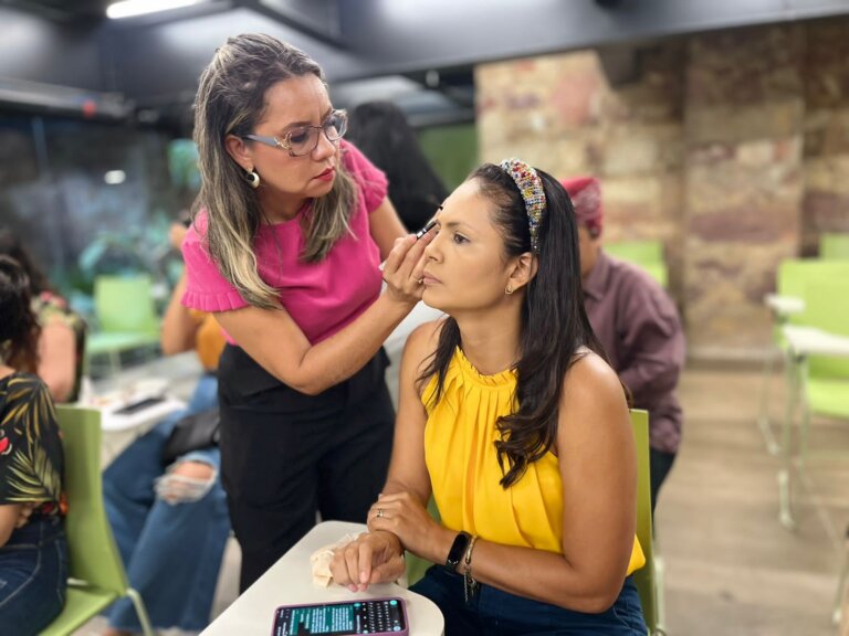 Prefeitura finaliza duas turmas de ‘Oficina de Maquiagem’ no Casarão da Inovação Cassina