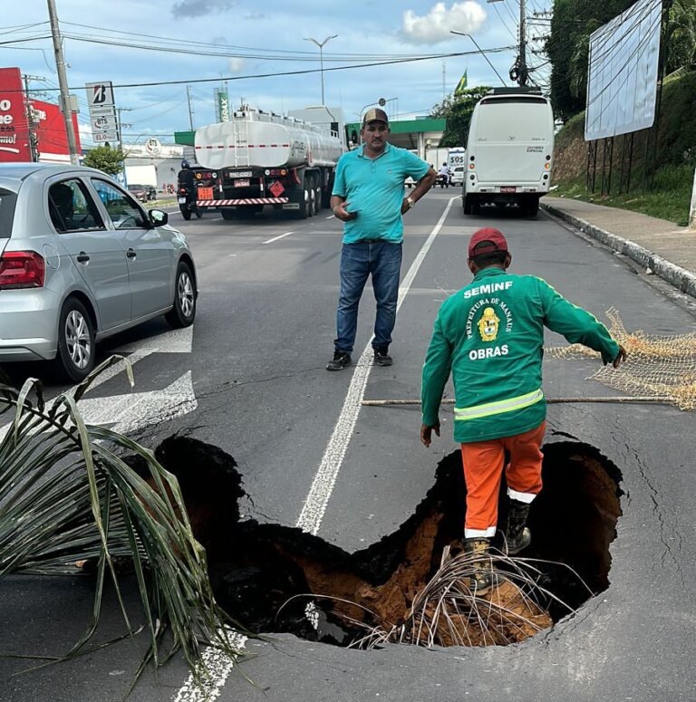 Prefeitura interdita trecho da avenida Torquato Tapajós por conta de um buraco na via