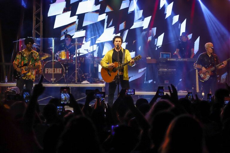 Público se encanta com Casa de Praia e se emociona com shows