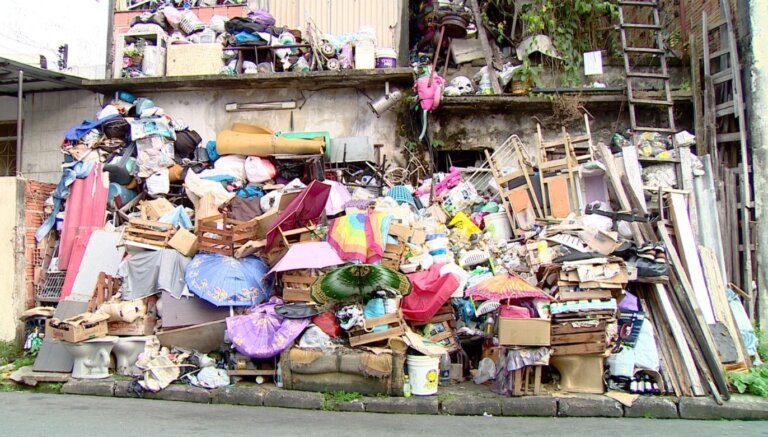 Sete meses após a retirada de toneladas de lixo, acumulado volta a juntar entulhos em casa em Manaus