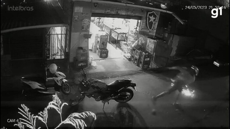 VÍDEO: suspeito de furto tem mão decepada com golpes de facão em Manaus