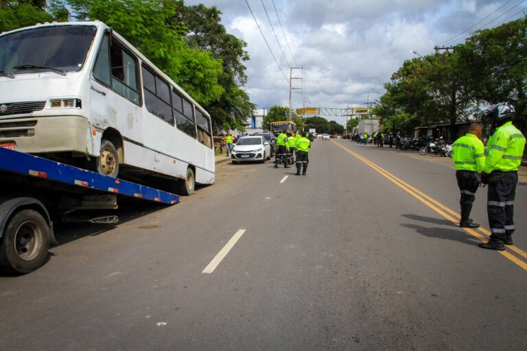 Veículos são removidos da avenida da Zona Sul de Manaus durante a operação ‘Carga Pesada’ | amazonas