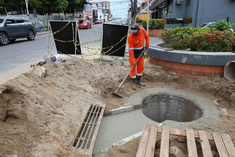 A Prefeitura de Manaus recupera emergencialmente a rede de drenagem da rua Pará, no conjunto Vieiralves